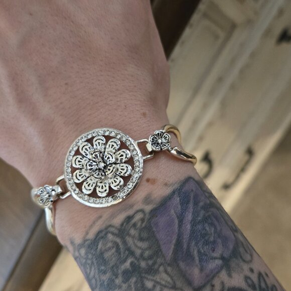 Jewelry - Flower Bracelet - EUC